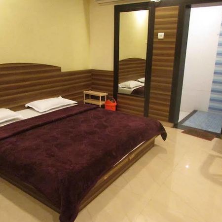 Hotel Laxmi Palace Ширди Екстериор снимка