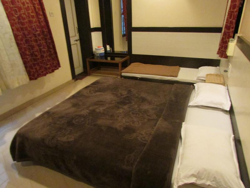 Hotel Laxmi Palace Ширди Екстериор снимка