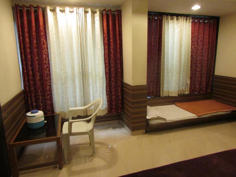 Hotel Laxmi Palace Ширди Екстериор снимка